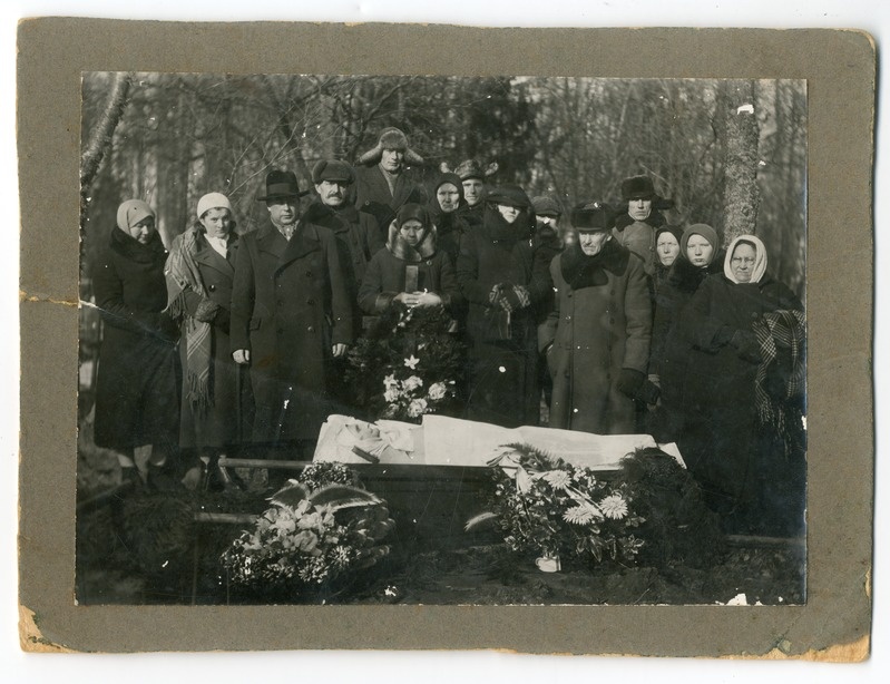 Foto kartongalusel. Mari Rüütel-Sepp'a matused