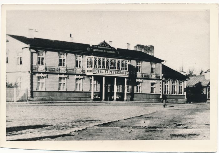 Foto. Haapsalu. Hotell St. Peterburg. 1885.  (E - 289-7). Ü. p. fotost HM 1525:7.