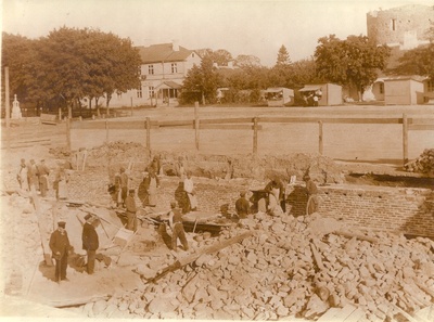 Foto Alusmüüri ehitamine Turuplats nr.4 majale Haapsalus, kohale kus asus varem hotell "Salong" . Foto u. 1910.a.  duplicate photo