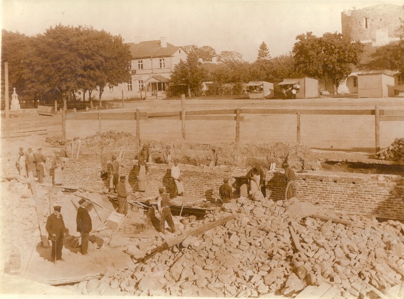 Foto Alusmüüri ehitamine Turuplats nr.4 majale Haapsalus, kohale kus asus varem hotell "Salong" . Foto u. 1910.a.