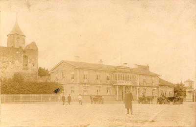Foto. Hotell "St. Peterburg" turuplatsi ääres Haapsalus. 1893 ?  duplicate photo