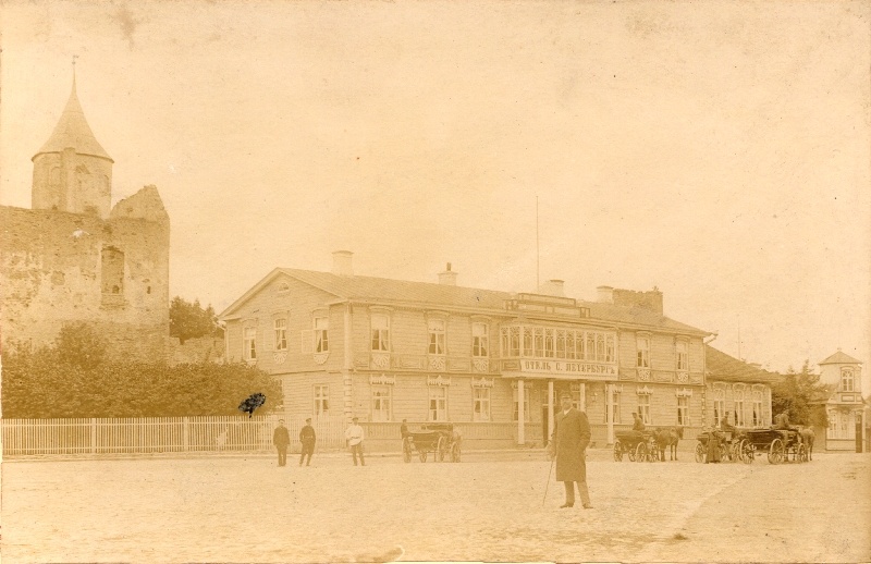 Foto. Hotell "St. Peterburg" turuplatsi ääres Haapsalus. 1893 ?