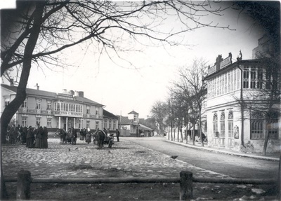 Foto. Turuplats Haapsalus. Vasakul hotell "St. Peterburg", paremal "Salong". Foto ca 1900. Fotogr. E. Siegfeldt.  duplicate photo