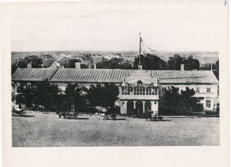 Foto. Hotell "Salong" Haapsalu Turuplatsi ääres. Põles maha augustis 1906. 1963. Ü. p. M. Arro.