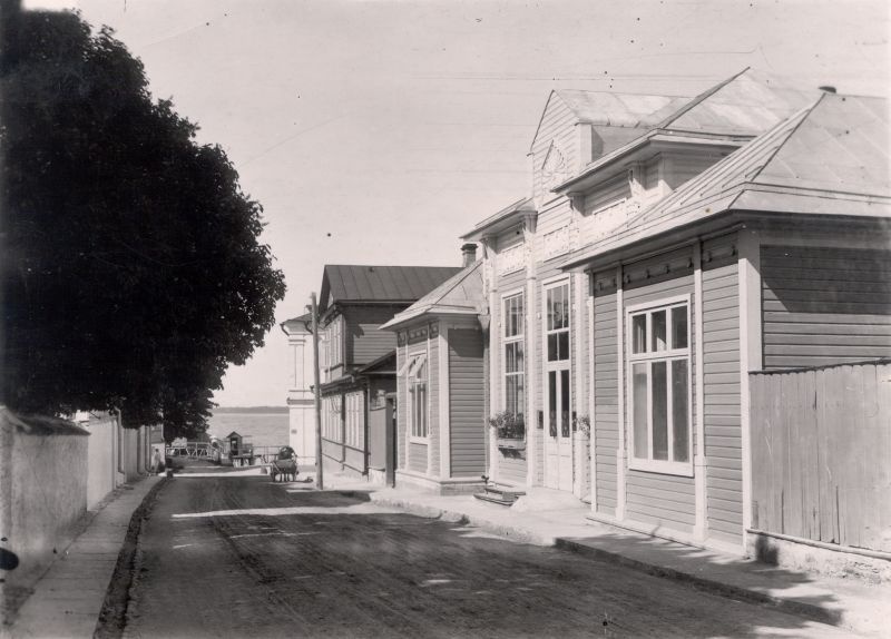Foto. Suur-Mere tänava lõpuosa Arroneti supelasutuse majadega Haapsalus. Foto ca 1910. Fotogr. E. Siegfeldt.