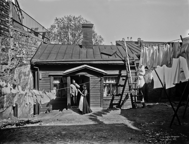 Kristianinkatu 15, pihan puolelta.