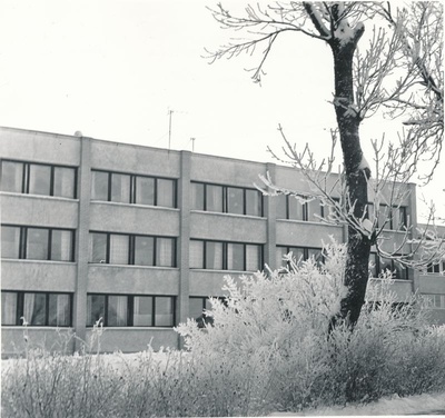 Foto. Sanatoorium "Laine" polikliinik Haapsalus Sadama tänaval (valmis 1972). November 1973.a. Foto: T.Kohv.  duplicate photo