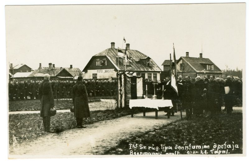 I soomusrongi-rügemendi lipu õnnistamine õpetaja Beermanni poolt Tapal, 02.07.1928