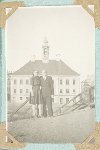 Abikaasad Tartu Raekoja taga