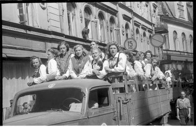 12. Üldlaulupidu. Lauljad pärast Tallinnasse saabumist sõidul läbilinna ööbimiskohta.  similar photo