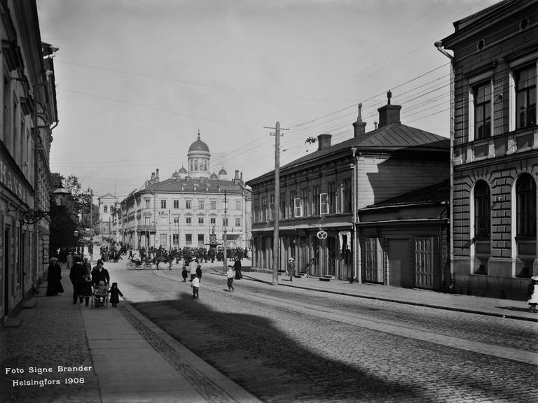 Unioninkatu 21, 23. Pohjoisesplanadi 17 ja Kauppatori.