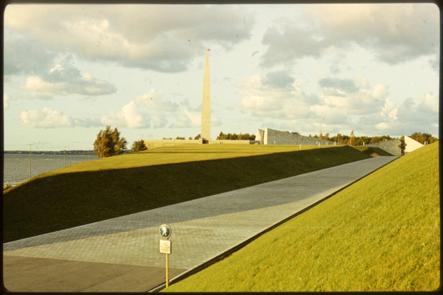 Maarjamäe memoriaal Pirital, vaade nõlvalt
