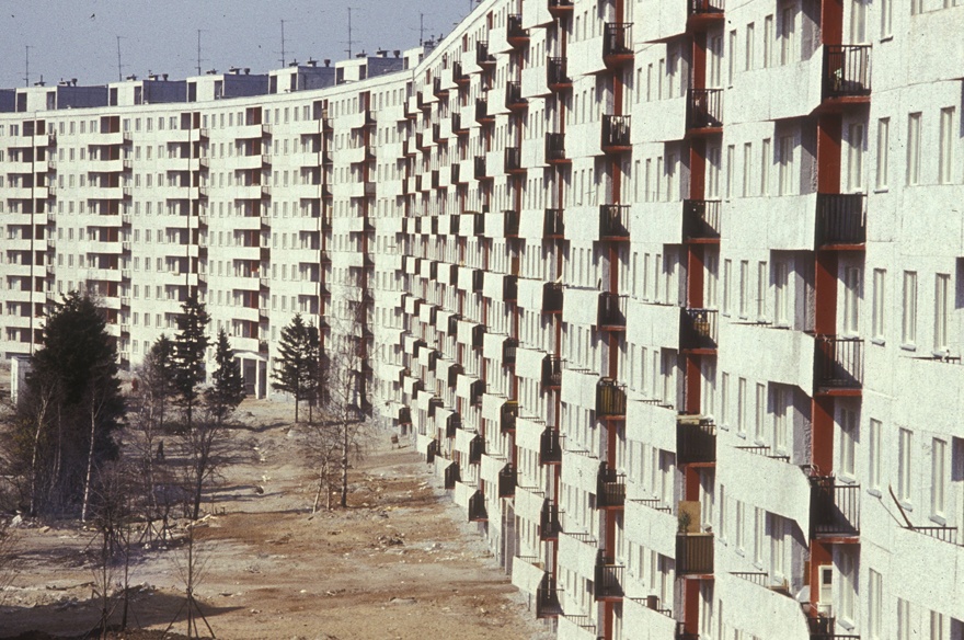 Väike-Õismäe, vaade hoonest üheksakorruselise elamu fassaadile