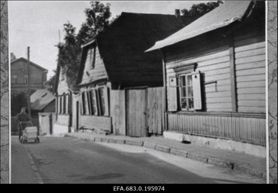 Puumajad Liivamäe tänaval.  similar photo