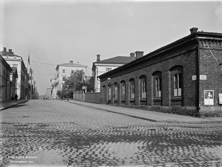 Aleksanterinkatu 1, 3  Meritullintorilta  nähtynä