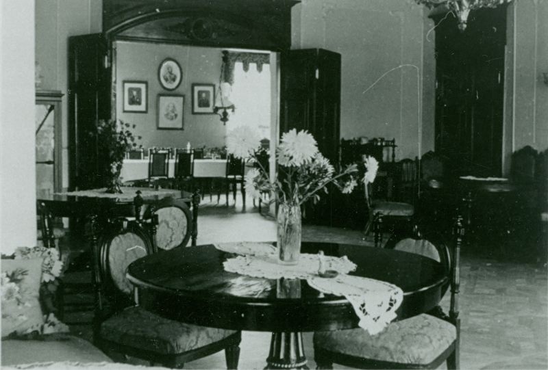 Foto. Villa "Friedheim" 1939.a. Vaade saalist söögituppa, aknad tänava poole. Mööbel on originaalne, Rudolf Gerneti oma.