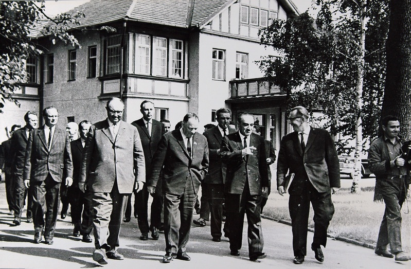 ENSV Ülemnõukogu Presiidiumi esimees A.Müürisepp,ENSV Partei KK I sekretär J.Käbin, ENSV Ministrite Nõukogu esimees V.Klausson saatmas ringkäigul ELVI-s NSVL Ülemnõukogu Presiidiumi esimeest A.Mikojani
