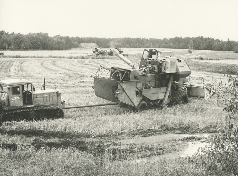 Traktor päästetöödel  abiks - kombaini vedamas