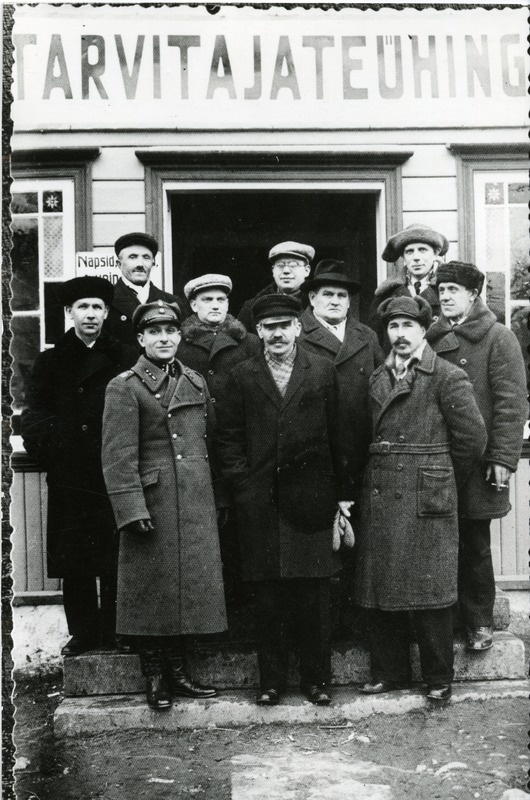 Mehed Kihelkonna Tarvitajate Ühingu kaupluse ees