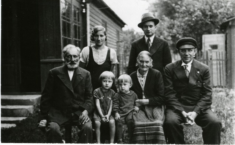 Grünthalite perekond Kihelkonnal oma maja juures