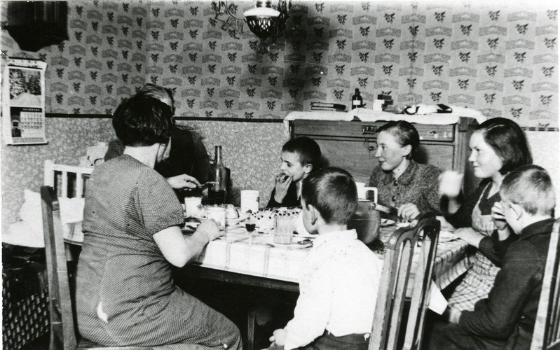 Eduard Hõbeniku perekond einetamas