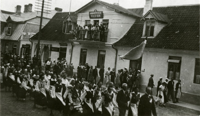 Kihelkonna koor Saaremaa laulupeo rongkäigus