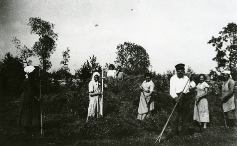 Hõbeniku pere loogu võtmas