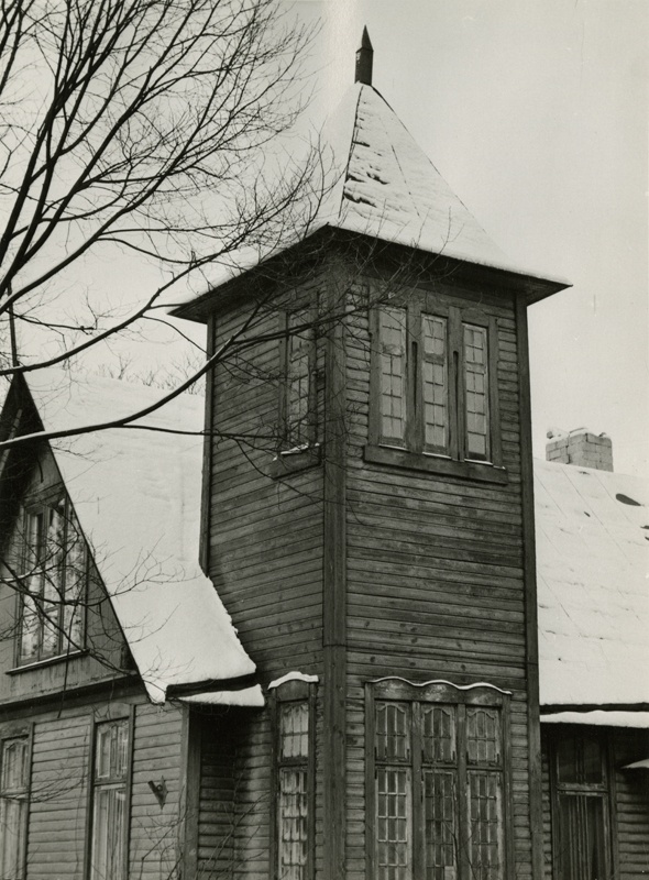 Elamu Tallinnas, fassaadi detail, foto sarjast "Tornid"