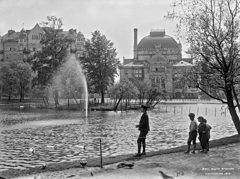 Kaisaniemen lammikko.Taustalla Kansallisteatteri, valmitunut 1902 (O. Tarjanne).