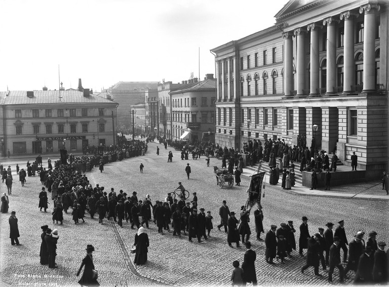 Työläisten vappukulkue Senaatintorilla.