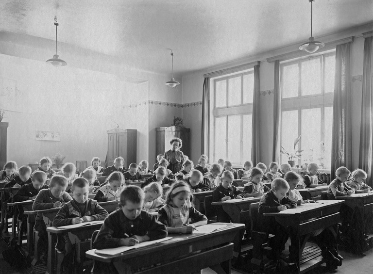 Ruotsinkielinen kansakoulu (Cygnaeusskolan), Ratakatu 8. Oppitunti luokkahuoneessa.