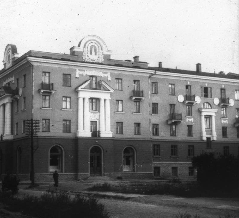 Stalinistlik korterelamu Tallinnas, vaade hoonele