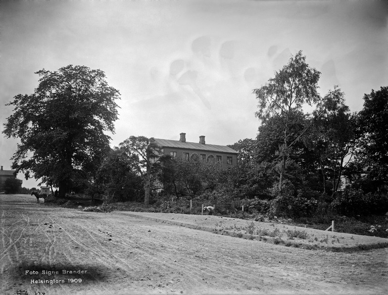 Kadunrakennustöitä Runeberginkatu 56:n ja 54:n kohdalla