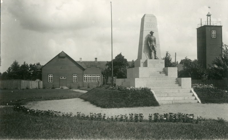 Foto. Mälestusmärk Vabadussõjas langenud Saarde kangelastele