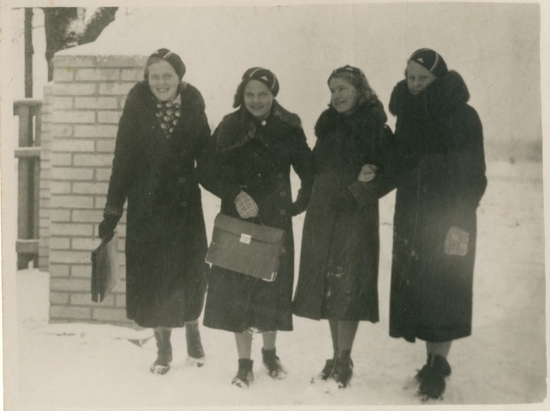 Foto. Tori-Randivälja kodumajanduskooli tüdrukud talvel, 1939