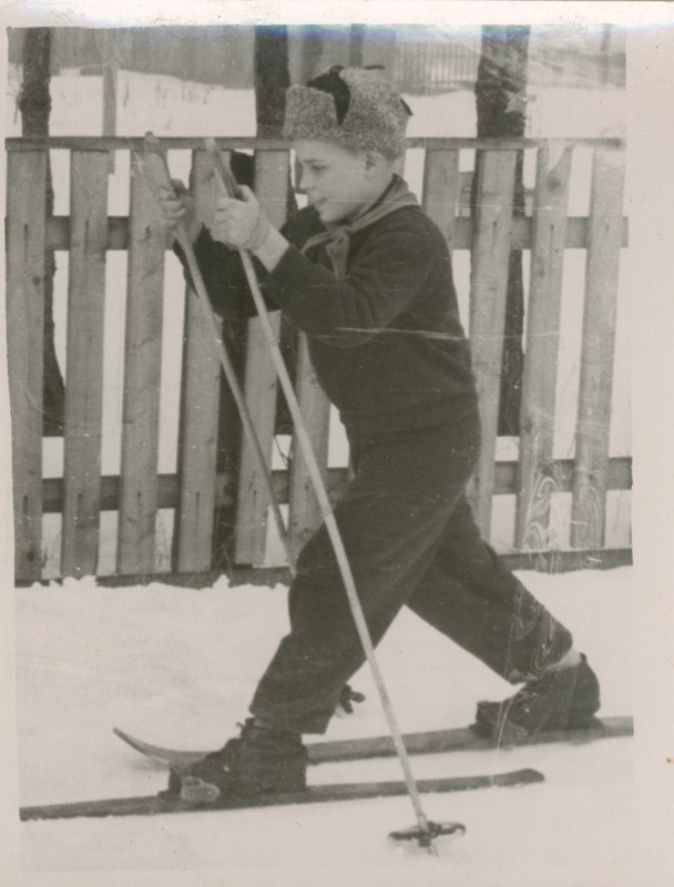 Foto. Pärnu I 7-aastane kool (Rääma kool). II klassi õpilane Rein Ait suusatamas