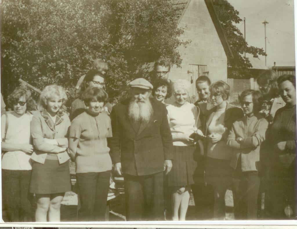 Schmuul, Mihkel eksursantidega Saadu talu väravas