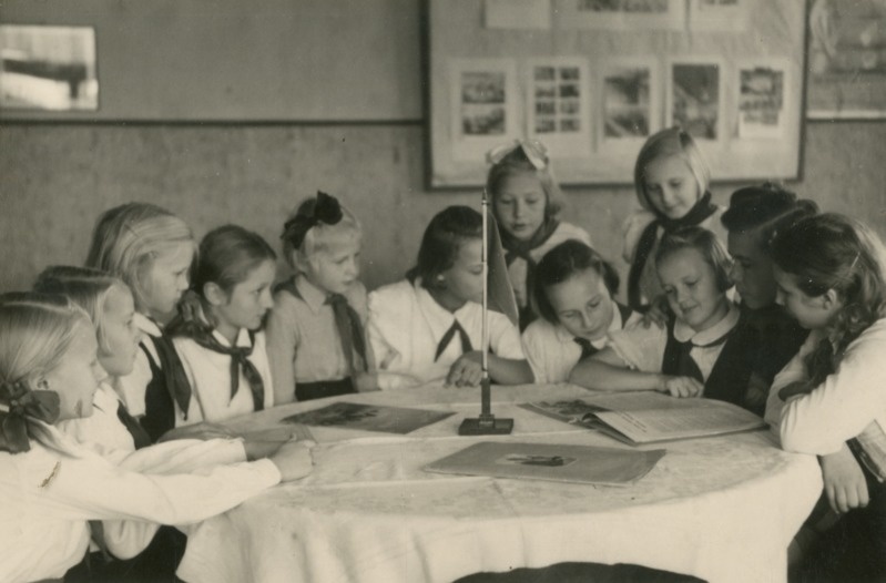 Foto. Pärnu II 7-aastane kool. Pioneerid juhendajaga