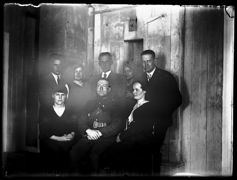 Klaasnegatiiv. Grupipilt Merendi majas. Seotud Mihkel Merendiga. Pärnu maakond, Orajõe, Kirbla talu.