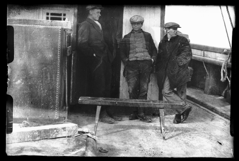 Klaasnegatiiv. Laevatöölised. Seotud Mihkel Merendiga