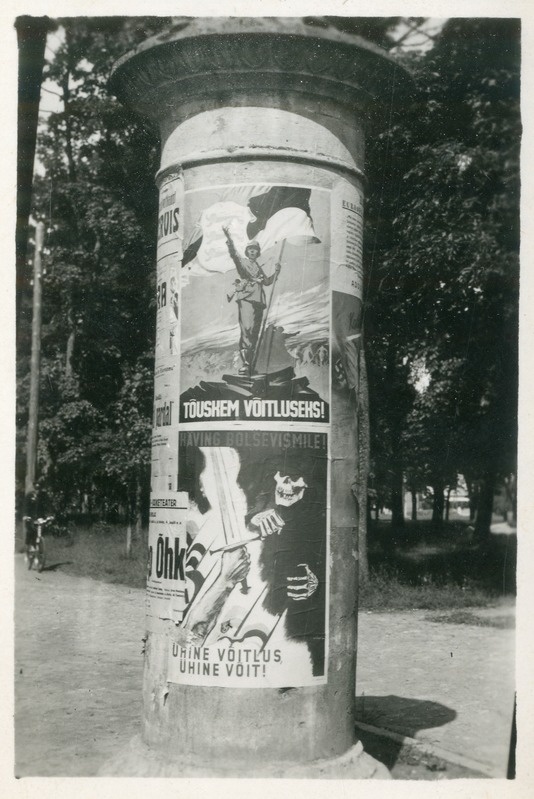 Foto. Kuulutuste tulp Jalaka ja Vingi tänava ristumiskohas. Pärnu, 1944.