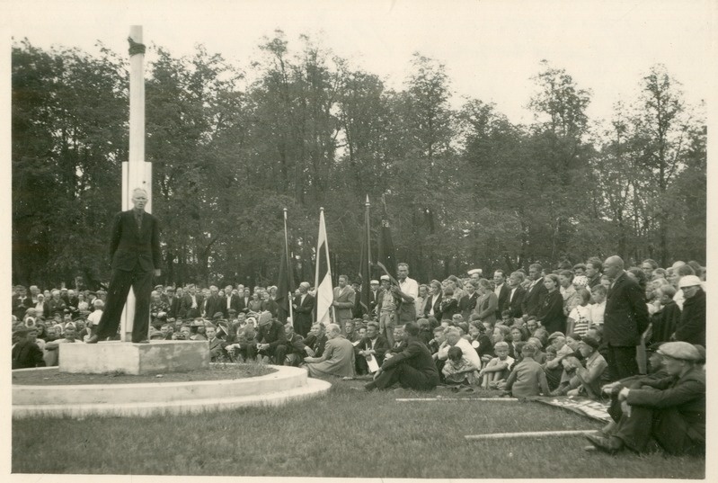 Foto. Miiting Võiduväljakul. Kõneleb kommunist Abels. Pärnu, 1940.