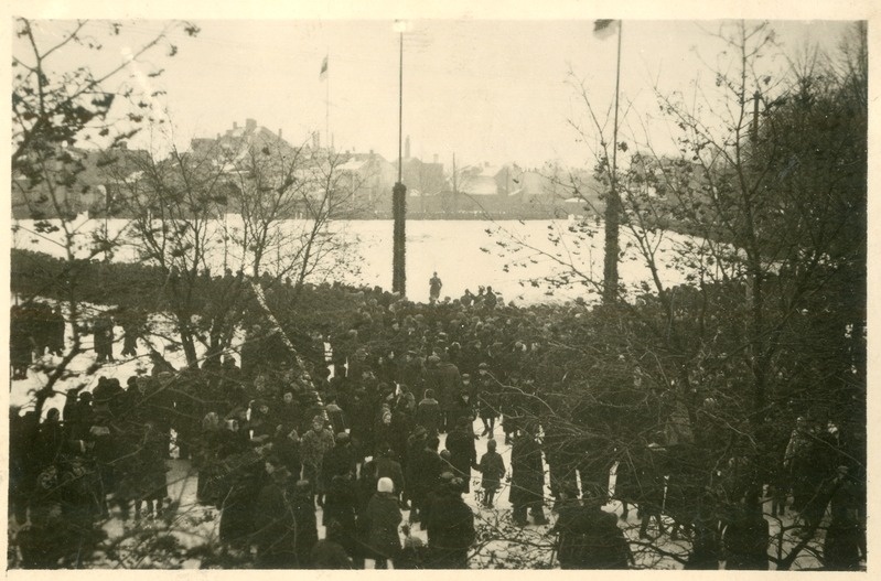 Foto. Eesti Vabariigi 22.aastapäev Vabaduse platsil. Pärnu, 1940.