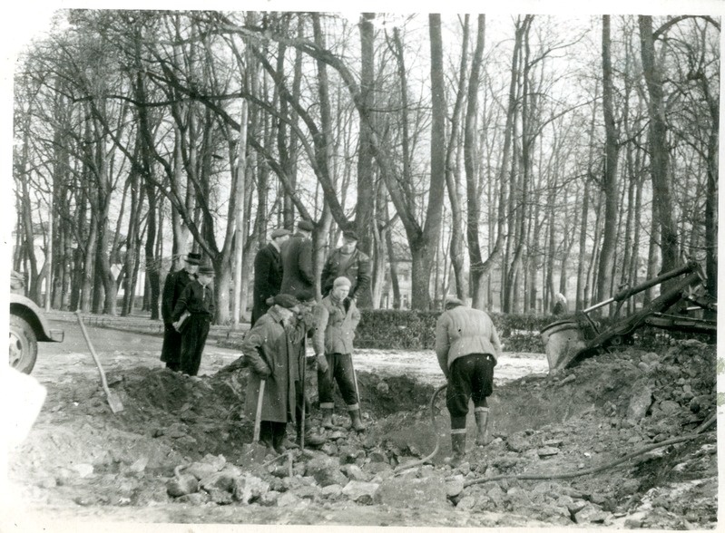 Foto. Stalini monumendi aluse kõrvaldamine. Pärnu, 1961.
