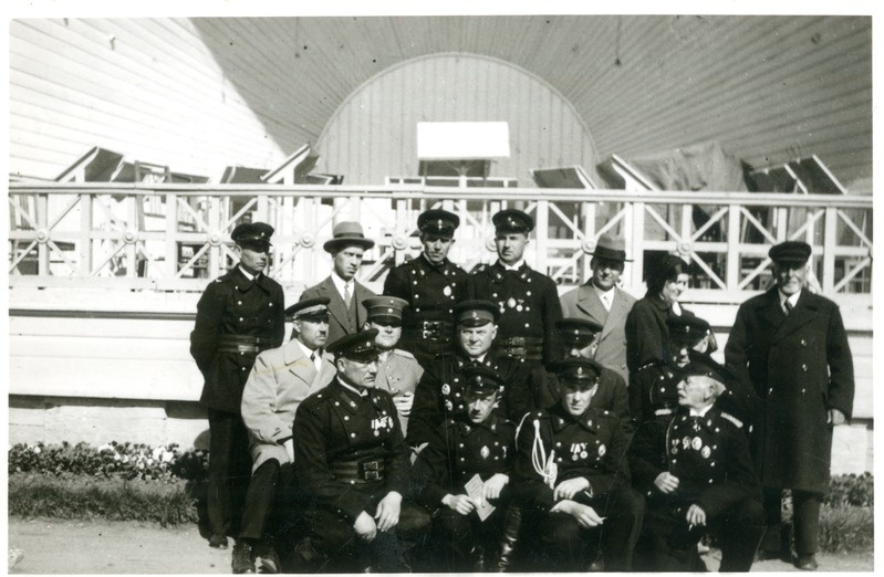 Foto. Pärnu tuletõrjujad Ranna kõlakoja ees. Pärnu, 1930-ndad.