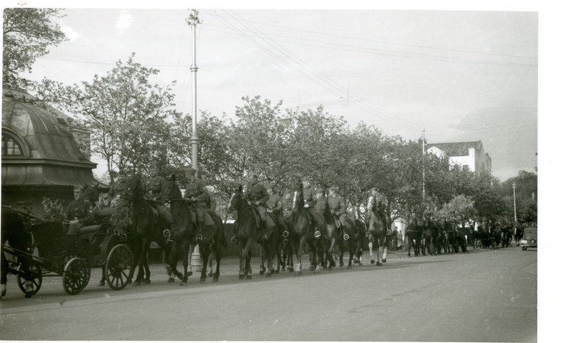 Foto. Saksa sõdurite rongkäik Rüütli tänaval. Pärnu.