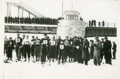 Foto. Meessuusatajad stardi eel. Pärnu, 1940.  similar photo