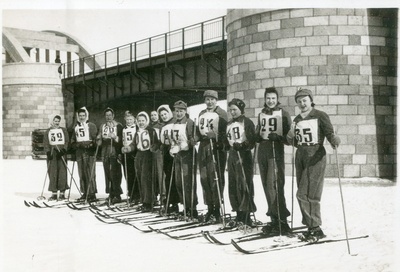 Foto. Naissuusatajad. Pärnu. 1940.  similar photo