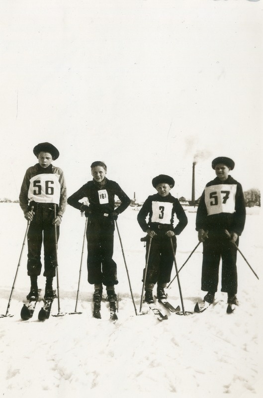 Foto. Noored suusatajad. Pärnu, 1940.