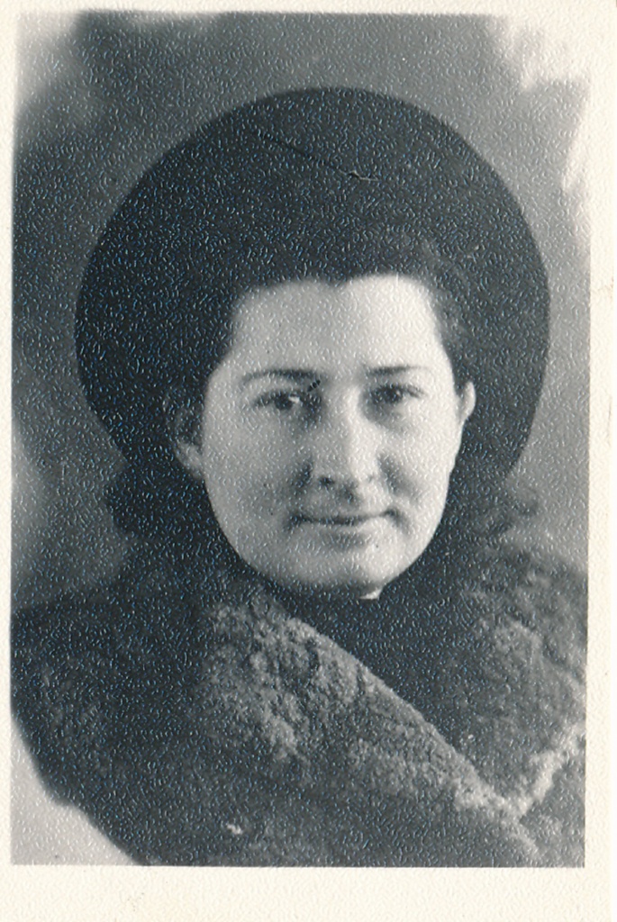 Portreefoto. Amanda Sau, Peipsi laevanduse relvastatud valveteenistuse (VOHR) töötaja. 11.1943.a.